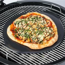 Pierre à Pizza En Céramique Pour Barbecue Weber GBS Ø 46,4 Cm 5 Pierre à Pizza En Céramique Pour Barbecue Weber GBS Ø 46,4 Cm -Napoleon Magasin 8830 pierre a pizza ceramique ambiance 2 min
