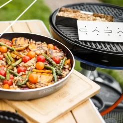 Boite De Fumage Smokerbox Pour Barbecue Cadac Au Charbon Et Au Gaz -Napoleon Magasin 98312v fumoir cadac ambiance1